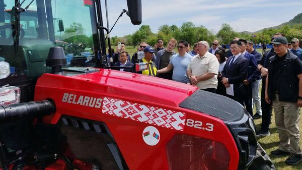 Президент Белоруссии Александр Лукашенко подарил президенту Монголии Ухнаагийну Хурэлсуху два трактора Беларус
