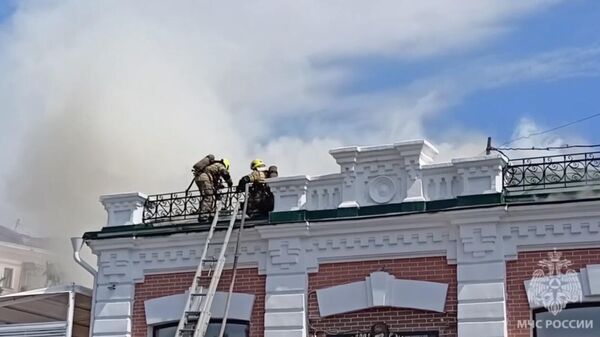 Место пожара на крыше ресторана в Омске