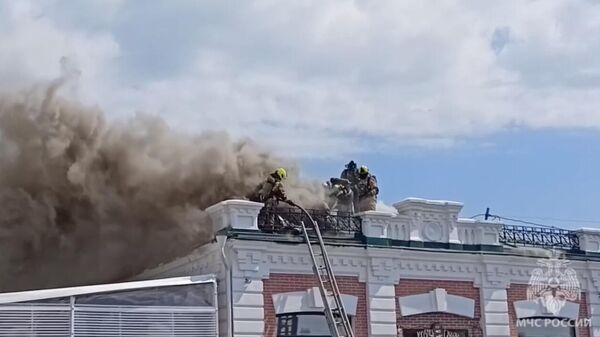 Место пожара на крыше ресторана в Омске