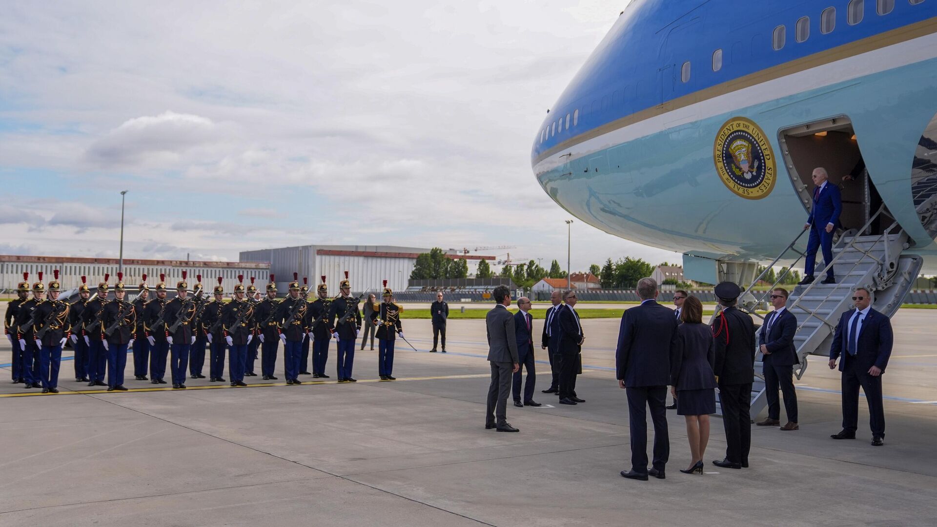 Президент США Джо Байден прибывает в аэропорт Орли в Париже. 5 июня 2024 - РИА Новости, 1920, 05.06.2024