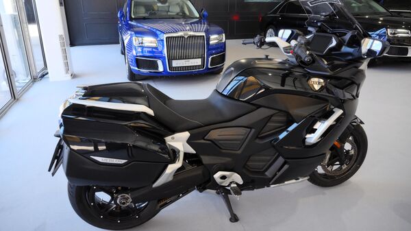 Мотоцикл Aurus и автомобиль Aurus Hydrogen на ПМЭФ-2024