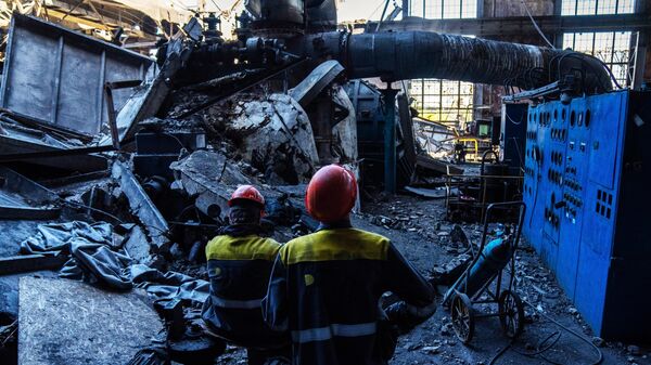 Рабочие в помещении поврежденной теплоэлектростанции на Украине