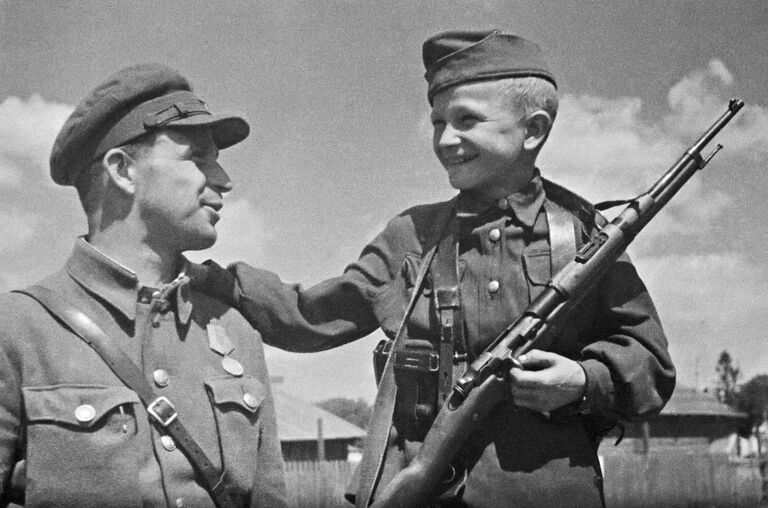 Командир партизанской бригады За Советскую Белоруссию, Герой Советского Союза Андрей Иванович Волынец с 13-летним сыном Николаем