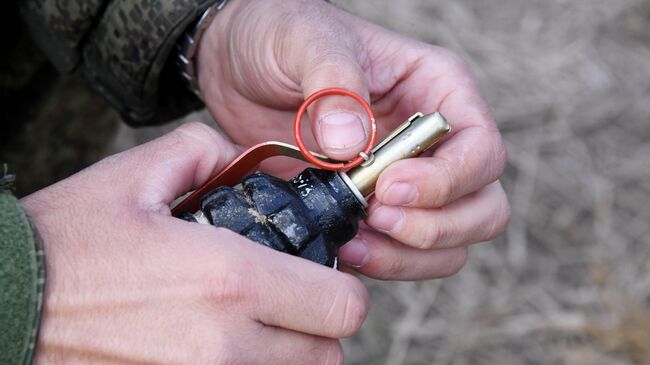 Граната в руках военнослужащего 