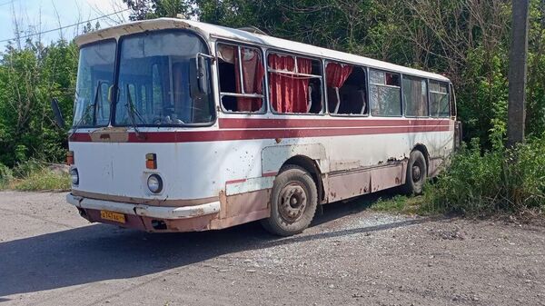Автобус, подвергшийся атаке ВФУ в Калининском районе Горловки. 5 июня 2024