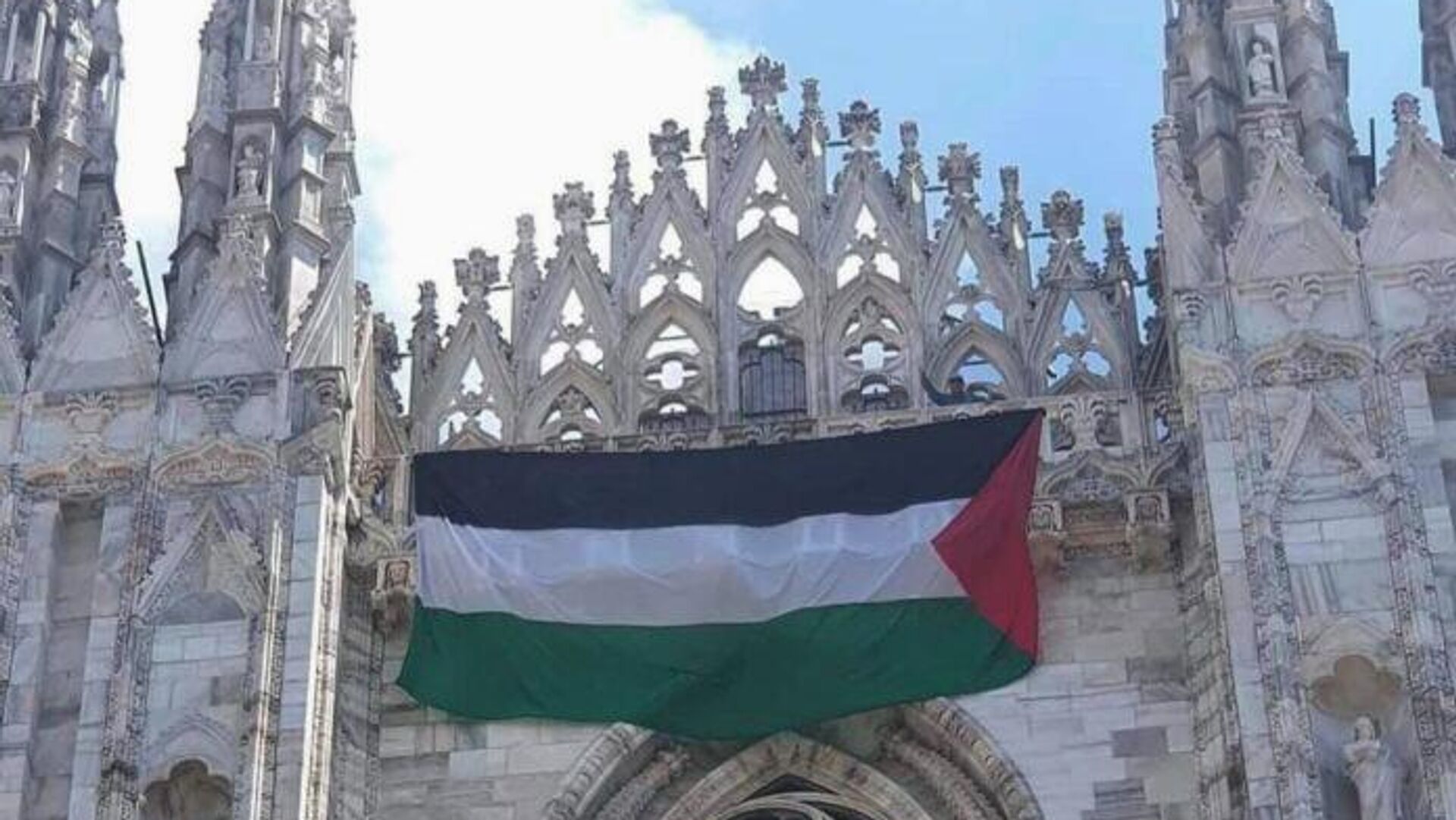 На фасаде Дуомо в Милане вывесили палестинский флаг - РИА Новости, 1920, 05.06.2024