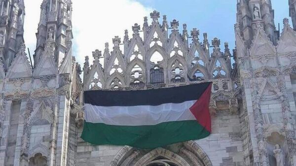 На фасаде Дуомо в Милане вывесили палестинский флаг