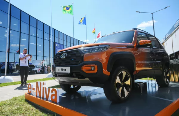 e-Niva カー、SPIEF-2024 での Lada Niva Travel の電気バージョン