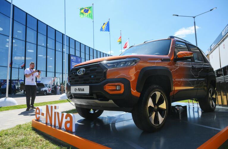 Автомобиль e-Niva, электрическая версия Lada Niva Travel на ПМЭФ-2024