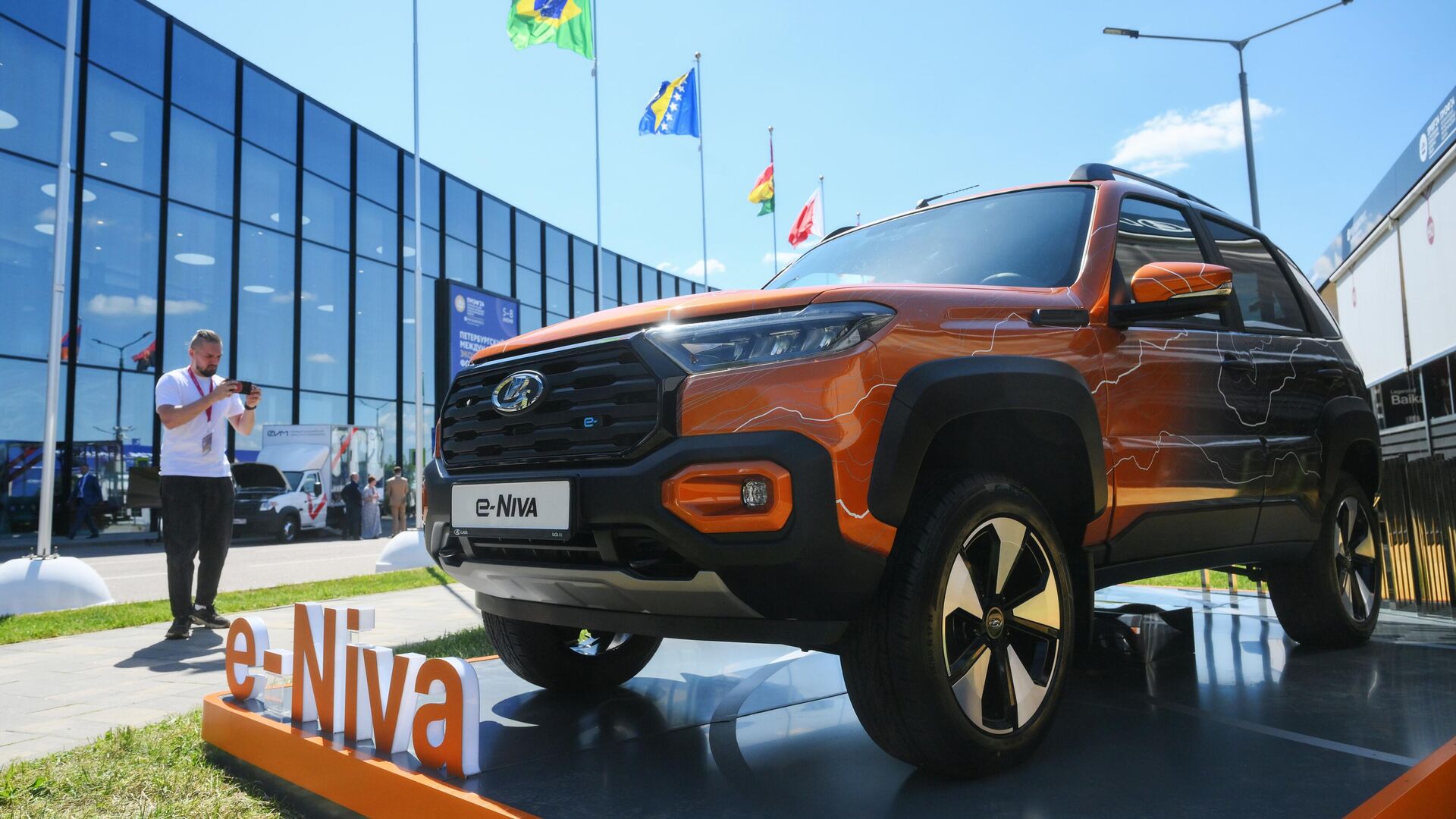 Автомобиль e-Niva, электрическая версия Lada Niva Travel на ПМЭФ-20240