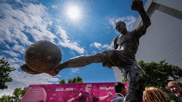 Статуя чемпиона мира и Европы по футболу Андреса Иньесты