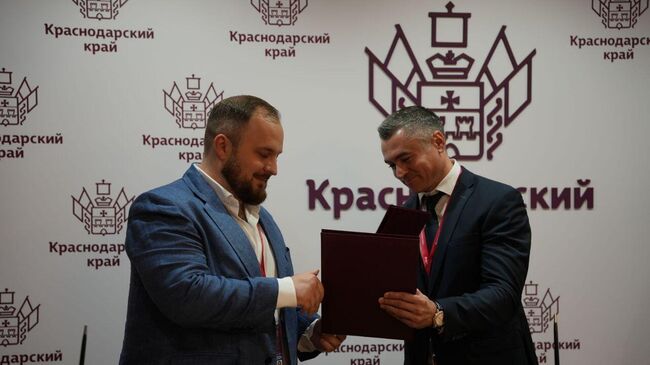 Замгубернатора Краснодарского края Александр Руппель и гендиректор Astrum Group Артем Тамазов подписывают соглашение