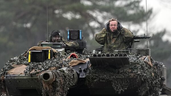 Министр обороны Германии Борис Писториус на танке Leopard