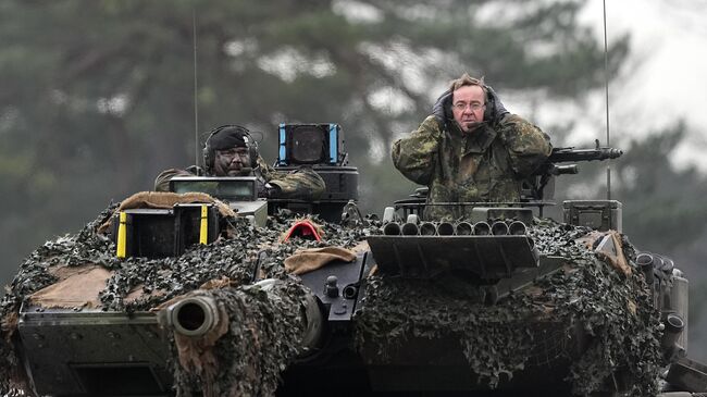 Министр обороны Германии Борис Писториус на танке Leopard