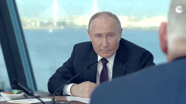 Президент России Владимир Путин проводит встречу с руководителями международных информационных агентств на полях ПМЭФ