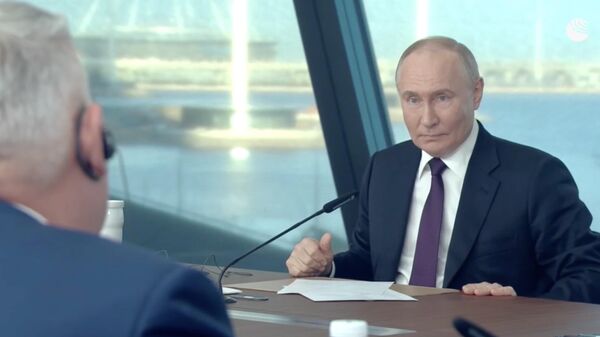Президент России Владимир Путин проводит встречу с руководителями международных информационных агентств на полях ПМЭФ