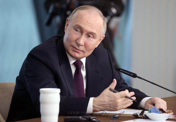 Президент России Владимир Путин проводит встречу с руководителями международных информационных агентств.
