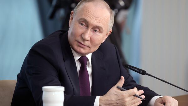 Президент России Владимир Путин проводит встречу с руководителями международных информационных агентств.