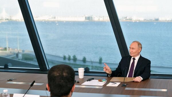 Президент РФ Владимир Путин проводит встречу в рамках ПМЭФ