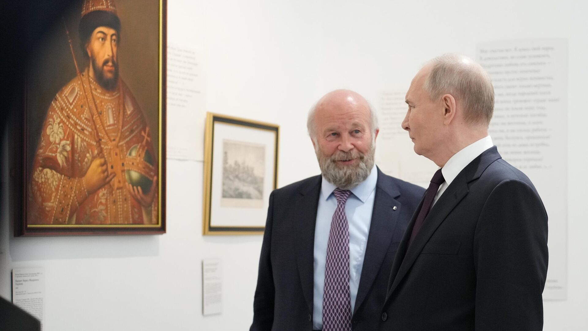 Президент РФ Владимир Путин осматривает выставку, приуроченную к 225-летию Александра Пушкина в Государственном музее-заповеднике Царское Село - РИА Новости, 1920, 06.06.2024