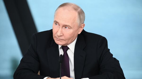 Президент РФ Владимир Путин проводит встречу с руководителями международных информационных агентств