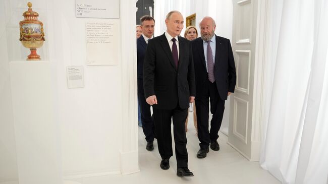 Президент РФ Владимир Путин осматривает выставку, приуроченную к 225-летию Александра Пушкина в Государственном музее-заповеднике Царское Село. 6 июня 2024