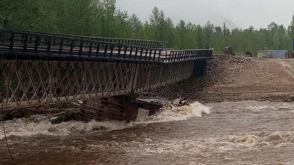 Мост, поврежденный на региональной дороге Северобайкальск - Новый Уоян - Таксимо в Муйском районе Бурятии из-за подмыва опор