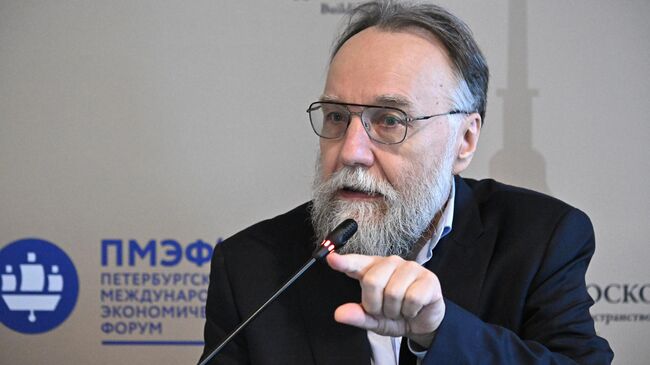 Александр Дугин на ПМЭФ-2024