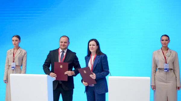 Мария Багреева и Владимир Рубцов на подписании соглашения 