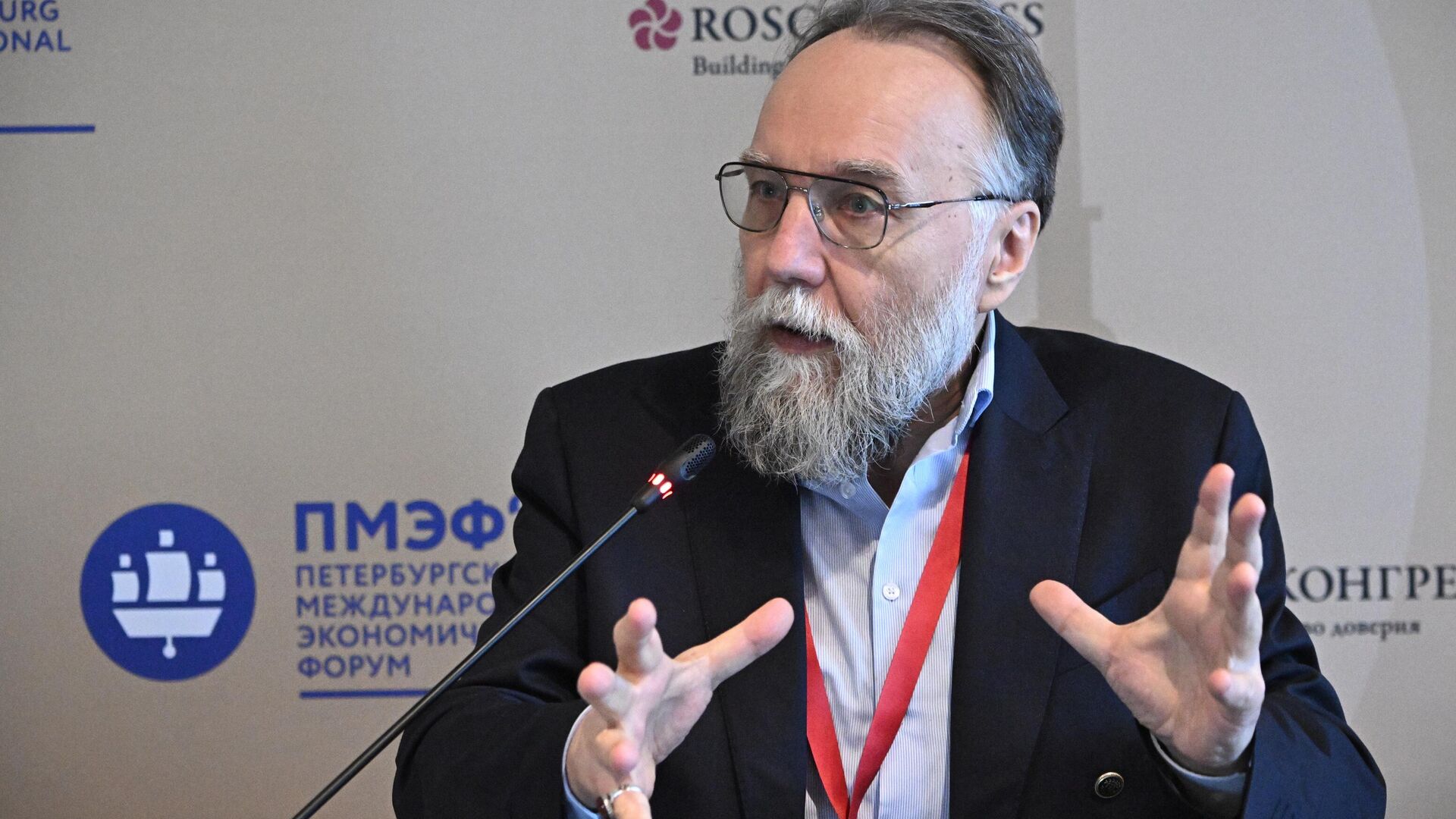 Философ Александр Дугин во время выступления на экспертном форуме БРИКС Роль БРИКС в поиске нового миропорядка на ПМЭФ. 6 июня 2024 - РИА Новости, 1920, 06.06.2024