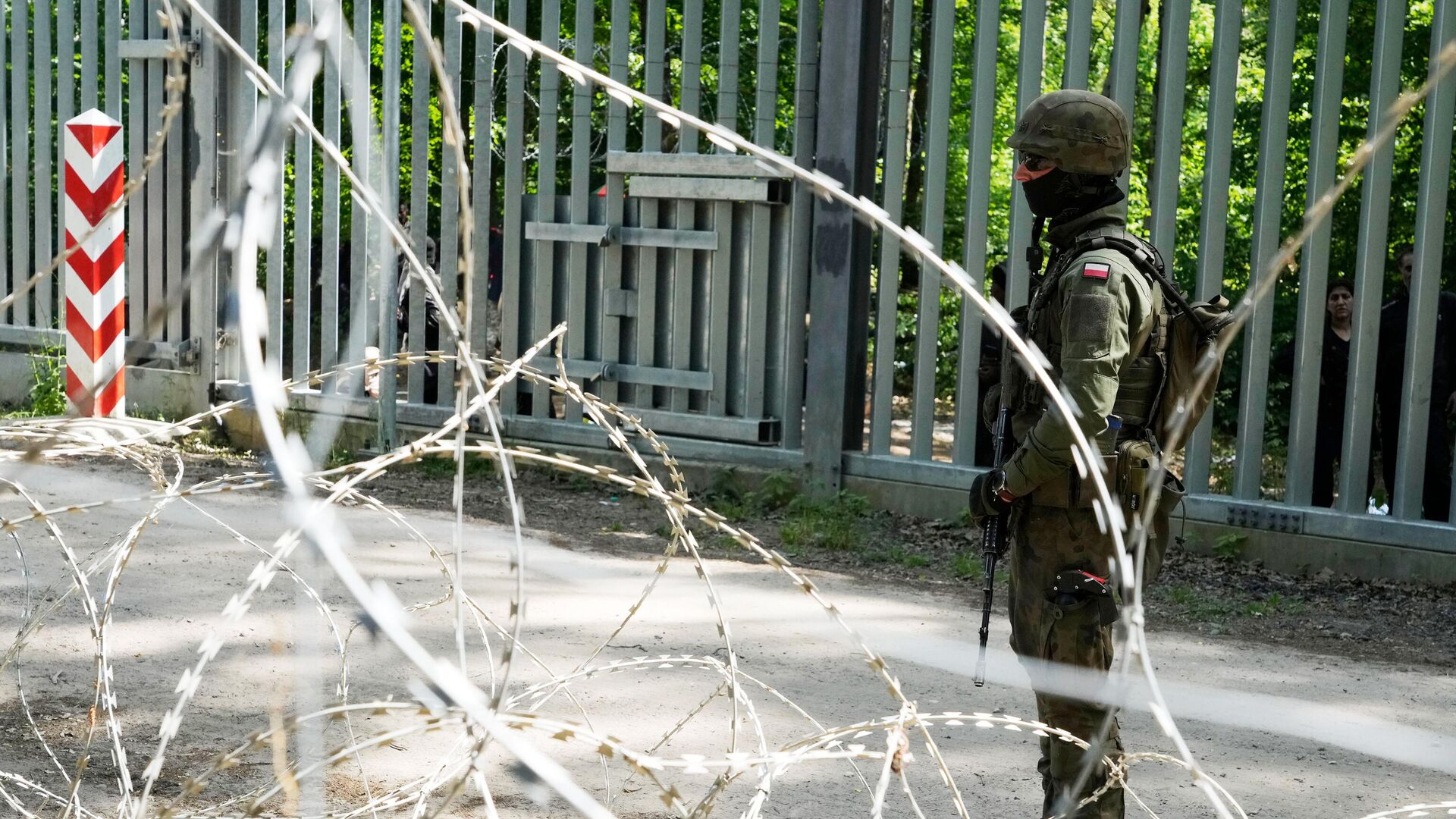 Польский военный на границе с Белоруссией0