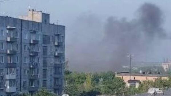 Дым на месте обстрела Петровского района Донецка 
