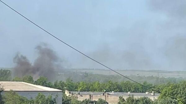 Дым на месте обстрела Петровского района Донецка 
