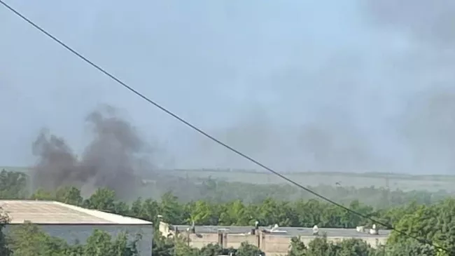 Дым на месте обстрела Петровского района Донецка 