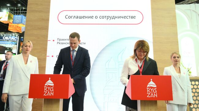 Губернатор Рязанской области Павел Малков и генеральный директор ООО Скопинфарм Инга Нижарадзе во время подписания соглашения о сотрудничестве и взаимодействии в области заготовки плазмы крови