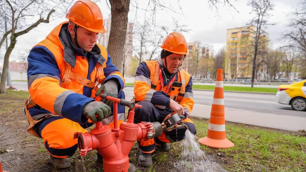 В Москве весеннюю проверку прошли 62 тысячи пожарных гидрантов - РИА Новости, 1920, 06.06.2024