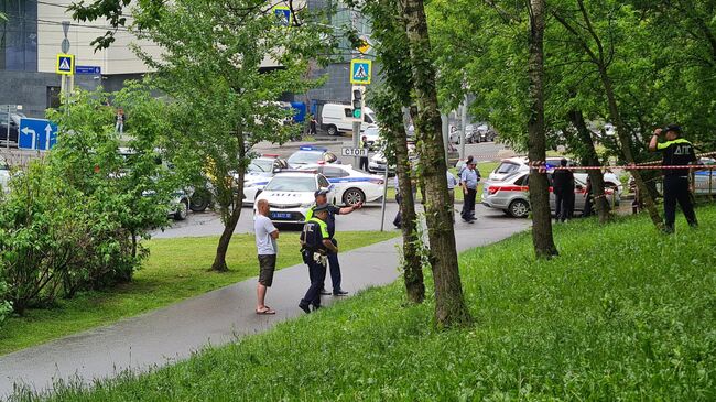 Оперативные службы в районе Матвеевской улицы на месте задержания подозреваемого в убийстве мужчины. 6 июня 2024