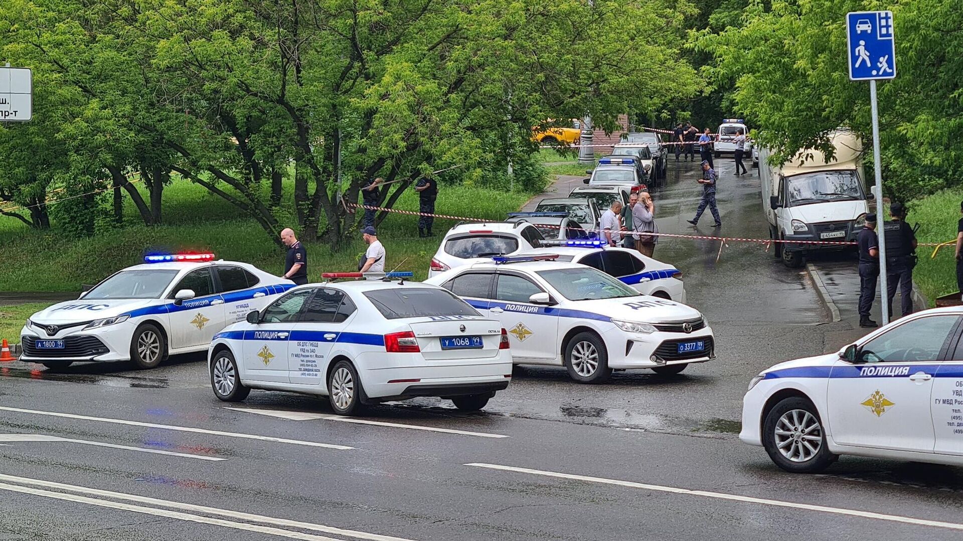 Оперативные службы в районе Матвеевской улицы на месте задержания подозреваемого в убийстве мужчины. 6 июня 2024 года - РИА Новости, 1920, 06.06.2024