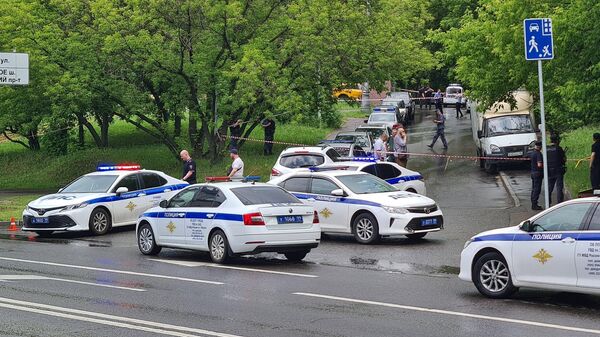 Оперативные службы в районе Матвеевской улицы на месте задержания подозреваемого в убийстве мужчины. 6 июня 2024 года