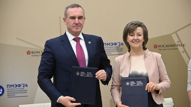 Генеральный директор РЭЦ Вероника Никишина и врио губернатора Ханты-Мансийского автономного округа – Югры Руслан Кухарук во время подписания соглашения о сотрудничестве