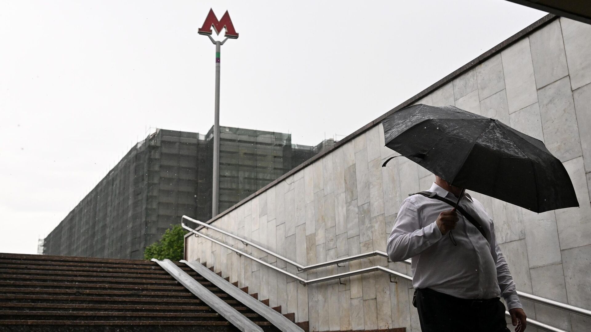 В Москве приступили к обустройству навесов возле метро на западе столицы