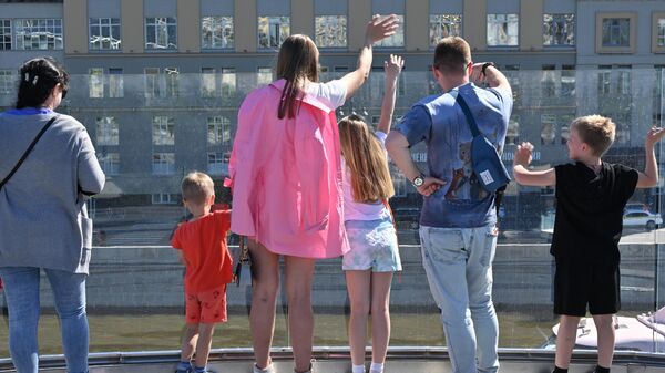 Посетители на Парящем мосту в парке Зарядье в Москве
