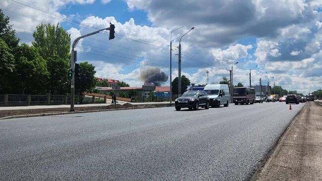 Дым на месте взрыва в Луганске