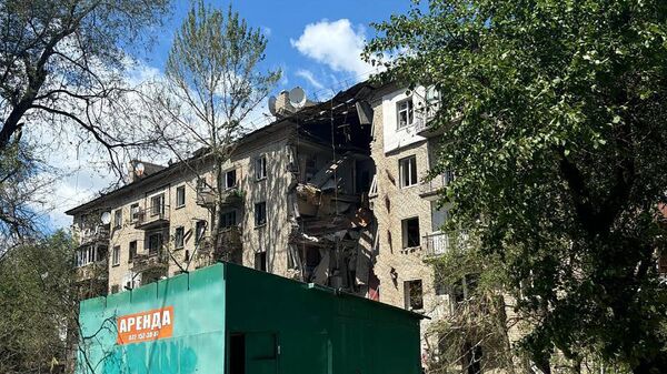 Подъезд жилого дома в Луганске, разрушенный в результате обстрела со стороны ВСУ