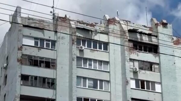Многоэтажный жилой дом в Луганске, пострадавший в результате обстрела со стороны ВСУ. Кадр видео очевидца