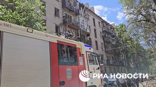 Многоэтажный жилой дом в Луганске, пострадавший в результате обстрела со стороны ВСУ