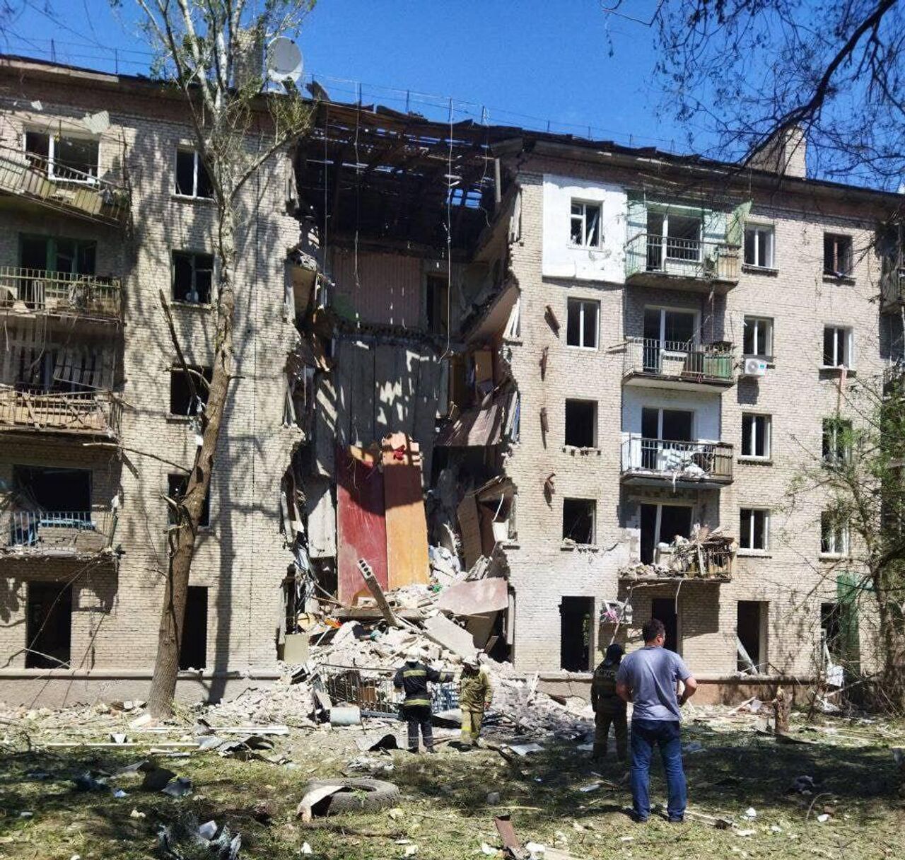 В Луганске после удара ВСУ обрушился подъезд многоквартирного дома - РИА  Новости, 07.06.2024