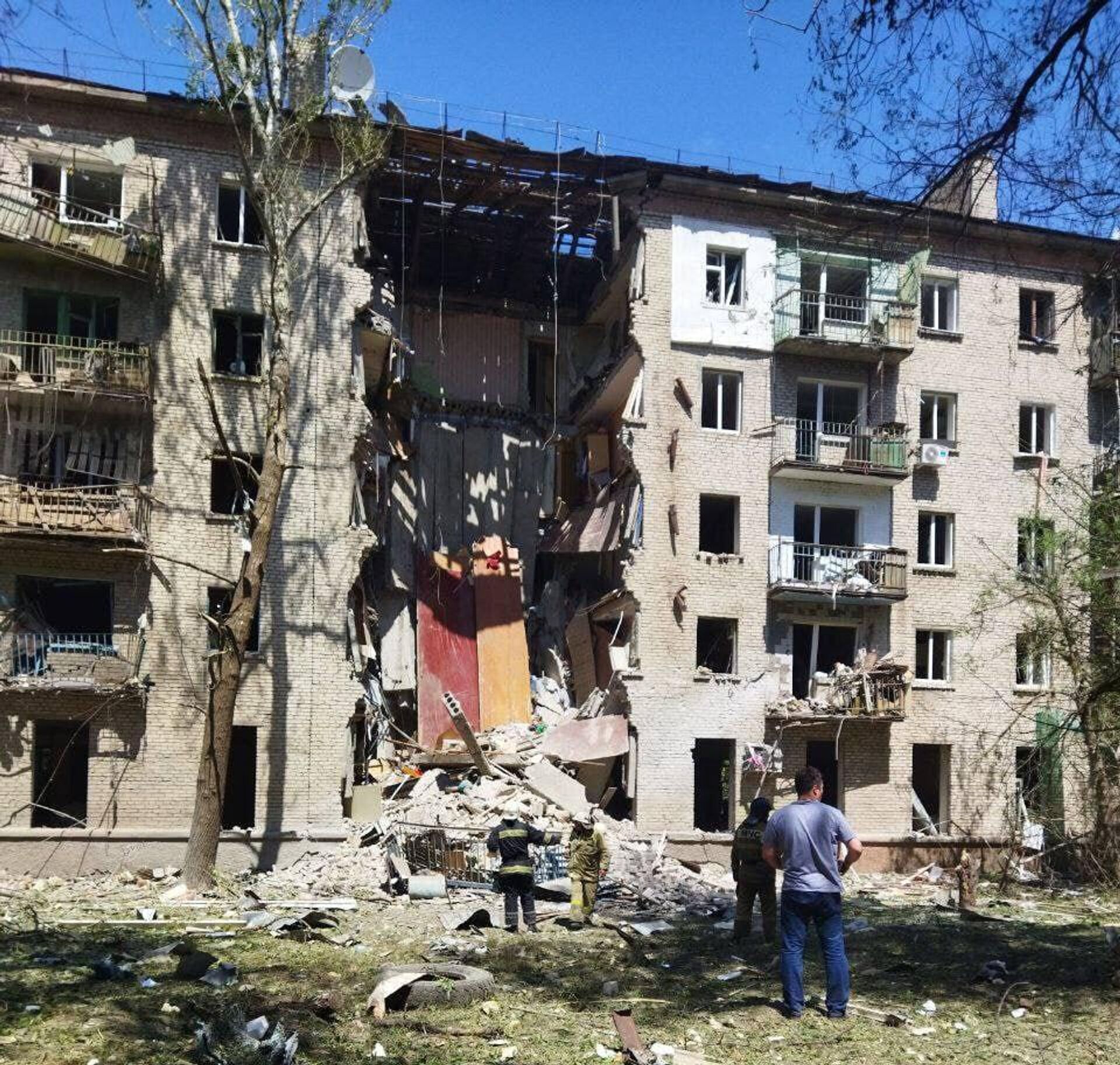 В Луганске после удара ВСУ обрушился подъезд многоквартирного дома - РИА  Новости, 07.06.2024