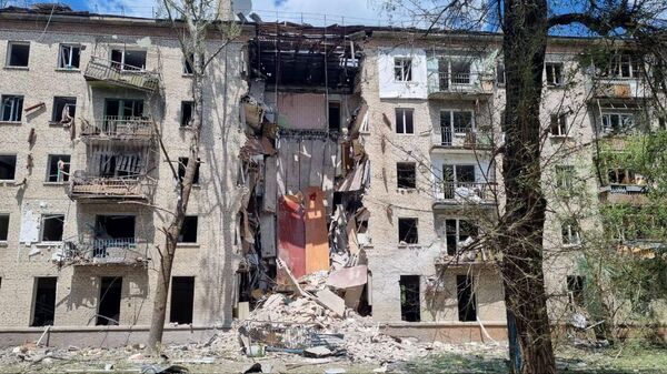 Подъезд жилого дома в Луганске, разрушенный в результате обстрела со стороны ВСУ