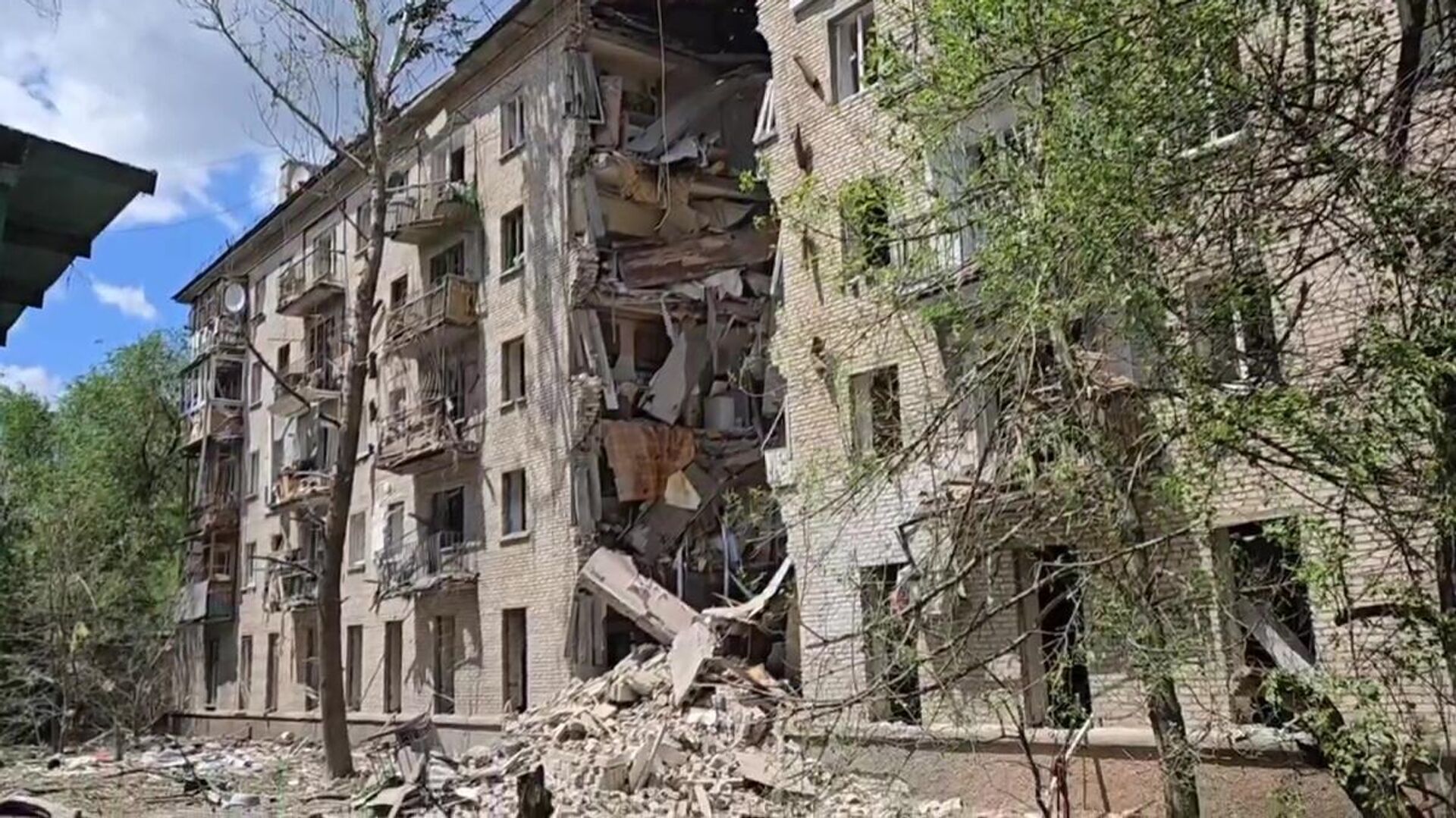 Подъезд многоквартирного жилого дома, обрушенный в результате обстрела Луганска со стороны ВСУ - РИА Новости, 1920, 07.06.2024